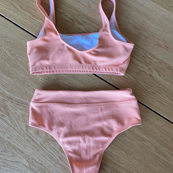 Cheeky peach colour bikini. - Picture 3 of 4